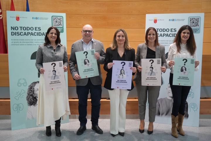 La consejera de Política Social, Conchita Ruiz, junto a la directora gerente del SMS, Isabel Ayala, y el presidente de Cermi Región de Murcia, Pedro Martínez (1)
