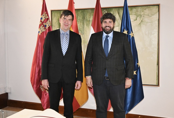 El presidente de la Comunidad, Fernando López Miras, recibió hoy al embajador de Letonia en España, J¿nis Zlamets.