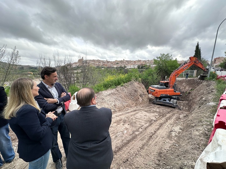 El consejero de Fomento e Infraestructuras, Jorge García Montoro, supervisa el inicio de las obras de emergencia en varias carreteras de Cehegín. (2)