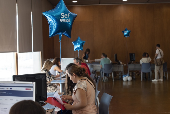 Servicio en una de las 25 oficinas de empleo de la Región de Murcia.