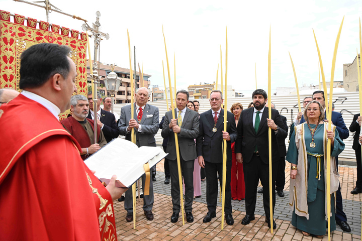 El presidente de la Comunidad, Fernando López Miras, asistió hoy en Lorca a la tradicional Bendición de las Palmas y a la posterior misa con motivo de Domingo de Ramos (1)