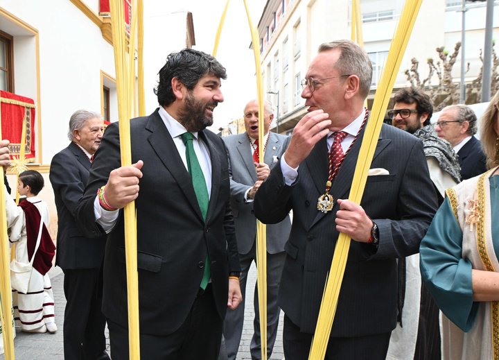 El presidente de la Comunidad, Fernando López Miras, asistió hoy en Lorca a la tradicional Bendición de las Palmas y a la posterior misa con motivo de Domingo de Ramos (2)