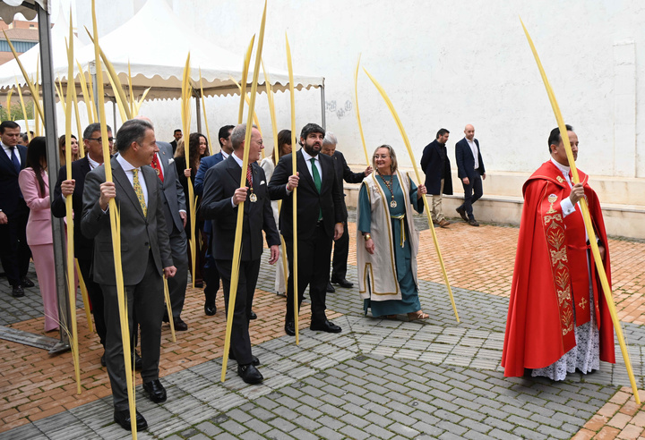 El presidente de la Comunidad, Fernando López Miras, asistió hoy en Lorca a la tradicional Bendición de las Palmas y a la posterior misa con motivo de Domingo de Ramos (3)