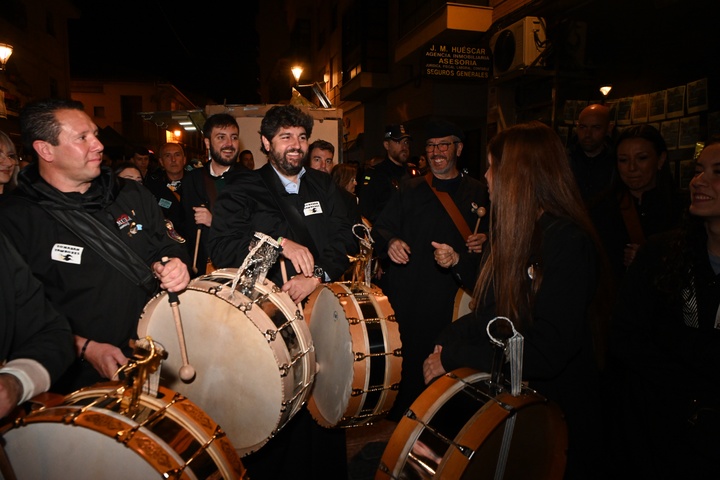 El presidente de la Región de Murcia, Fernando López Miras, en la 'Noche de los Tambores' de Mula