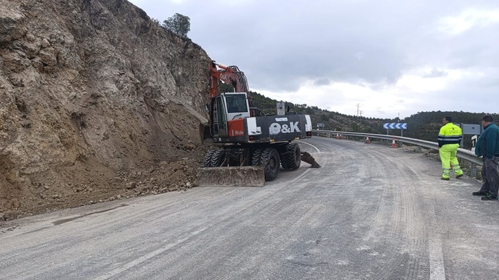 La Consejería de Fomento e Infraestructuras refuerza el talud en la vía que une Caravaca de la Cruz con Moratalla
