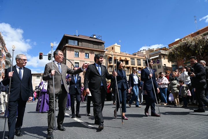 El jefe del Ejecutivo regional, Fernando López Miras, durante el traslado de la imagen de Nuestro Padre Jesús Nazareno desde el convento de las Agustinas hasta la iglesia de Nuestro Padre Jesús (I)