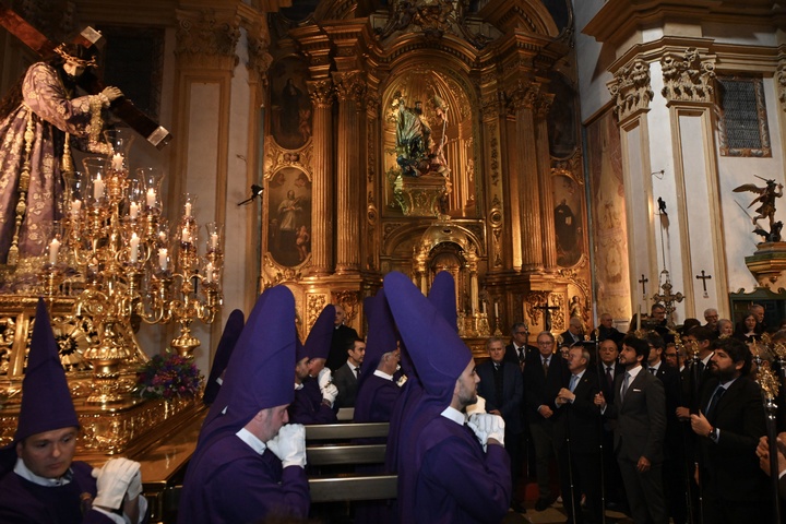 El jefe del Ejecutivo regional, Fernando López Miras, durante el traslado de la imagen de Nuestro Padre Jesús Nazareno desde el convento de las Agustinas hasta la iglesia de Nuestro Padre Jesús (I)