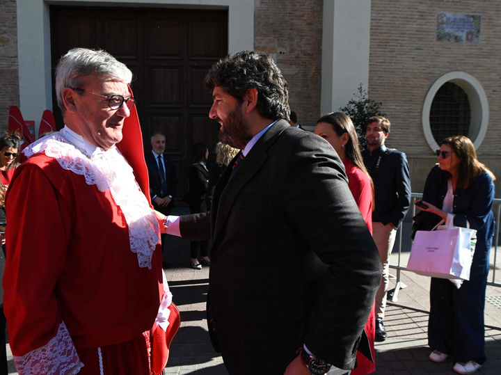 El presidente de la Comunidad asiste a la procesión del Santísimo Cristo de la Sangre, titular de la Real, Muy Ilustre, Venerable y Antiquísima Archicofradía de la Preciosísima Sangre de Nuestro Señor Jesucristo (1)