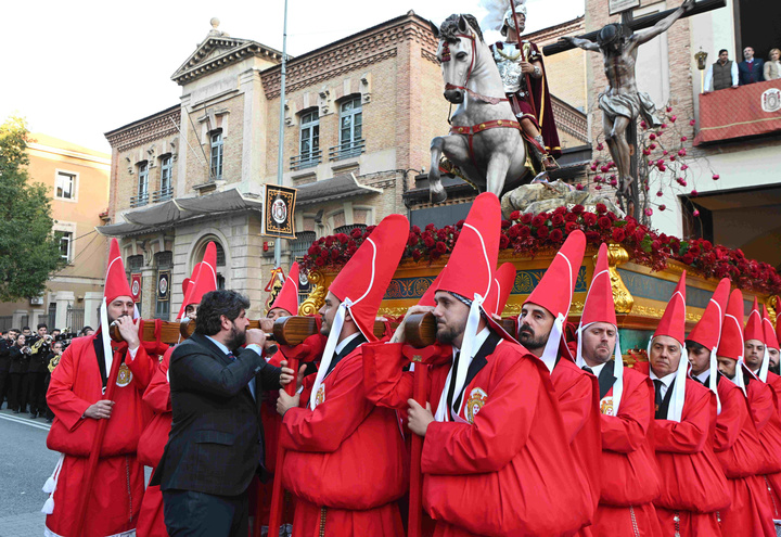 El presidente de la Comunidad asiste a la procesión del Santísimo Cristo de la Sangre, titular de la Real, Muy Ilustre, Venerable y Antiquísima Archicofradía de la Preciosísima Sangre de Nuestro Señor Jesucristo (4)