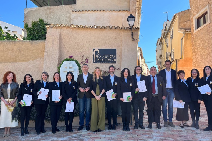 Foto de familia tras la entrega de diplomas
