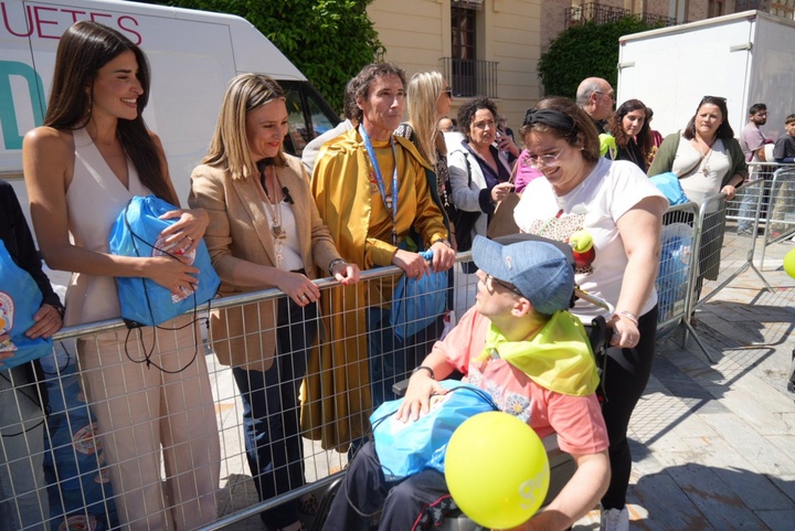 La consejera de Política Social, Conchita Ruiz, junto a Doña Sardina, Lidia Torrent y el presidente de la Agrupación Sardinera, Pablo Ruiz, durante el Encuentro de Sardinillas