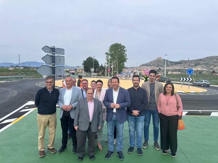 El director general de Carreteras, Francisco Carrillo, junto a miembros de la corporación municipal de Mula, durante la visita a la glorieta finalizada...