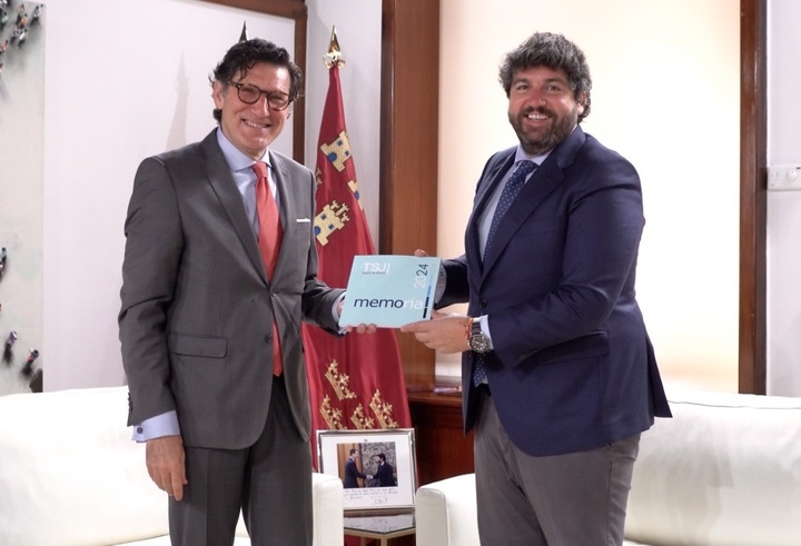El jefe del Ejecutivo autonómico, Fernando López Miras, se ha reunido con el presidente del Tribunal Superior de Justicia de Murcia, Miguel Pasqual del Riquelme, quien le ha entregado la Memoria Anual del TSJ