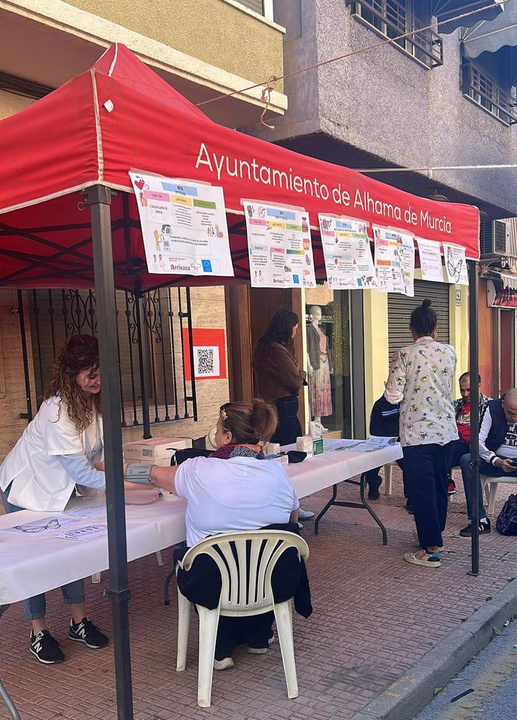 El centro de salud de Alhama de Murcia acerca sus recursos a los vecinos para mejorar la calidad de vida del municipio