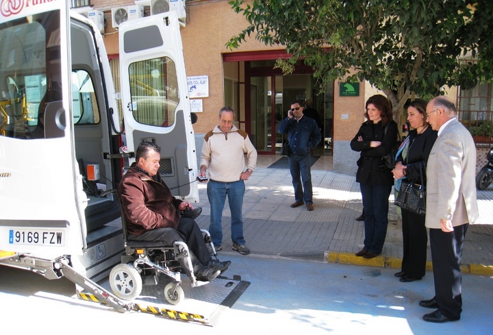Entrega de un vehículo adaptado a la asociación 'Tocaos del ala', de Cieza (2)