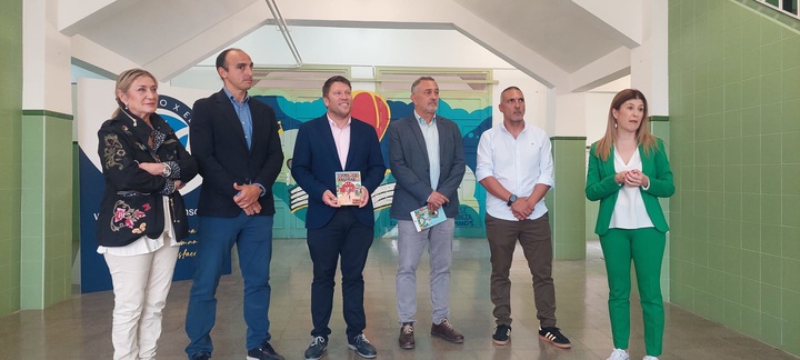 Imagen del director general de Producción Agraria, Ganadera y Pesquera, Juan Pedro Vera, y el director General de Centros Educativos e Infraestructuras, Luis Eduardo Gómez Espín, en el CEIP Alfonso X de Lorca donde se ha presentado el 'Cómic Ganadero' 2
