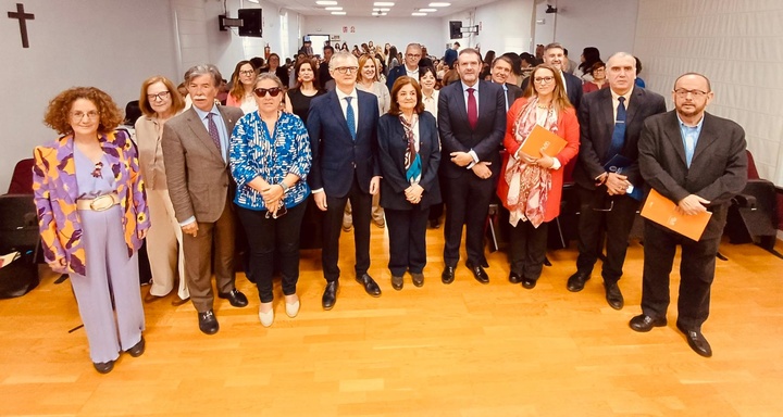 El consejero de Salud destaca los programas regionales de atención a la infancia y la adolescencia en el II Congreso sobre Salud Mental