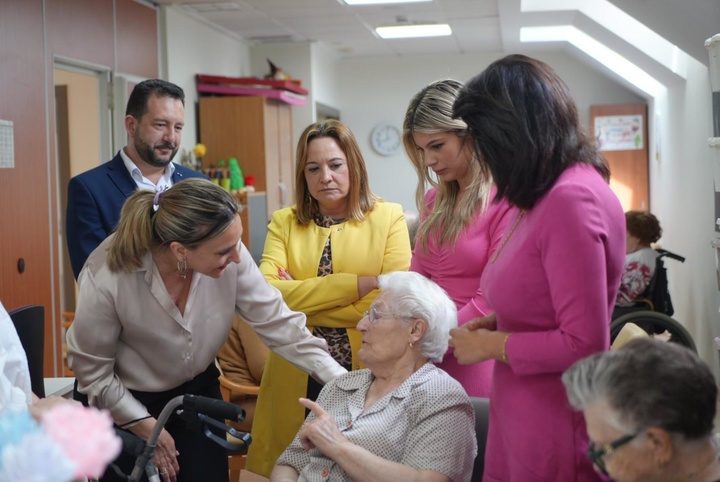 La consejera de Política Social, Familias e Igualdad, Conchita Ruiz, durante su visita a la residencia Caser Alameda de Lorca (2)