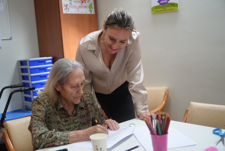 La consejera de Política Social, Familias e Igualdad, Conchita Ruiz, durante su visita a la residencia Caser Alameda de Lorca (3)