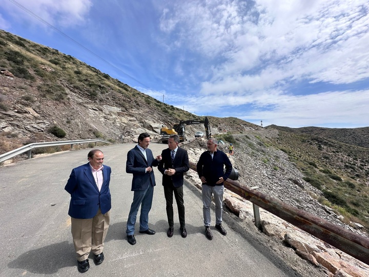 El consejero de Fomento e Infraestructuras, Jorge García Montoro, y el alcalde de Lorca, Fulgencio Gil, visitan las obras de protección de la carretera regional que une las pedanías lorquinas de El Garrobillo y Ramonete (RM-D20), dañada por el último episodio de lluvias