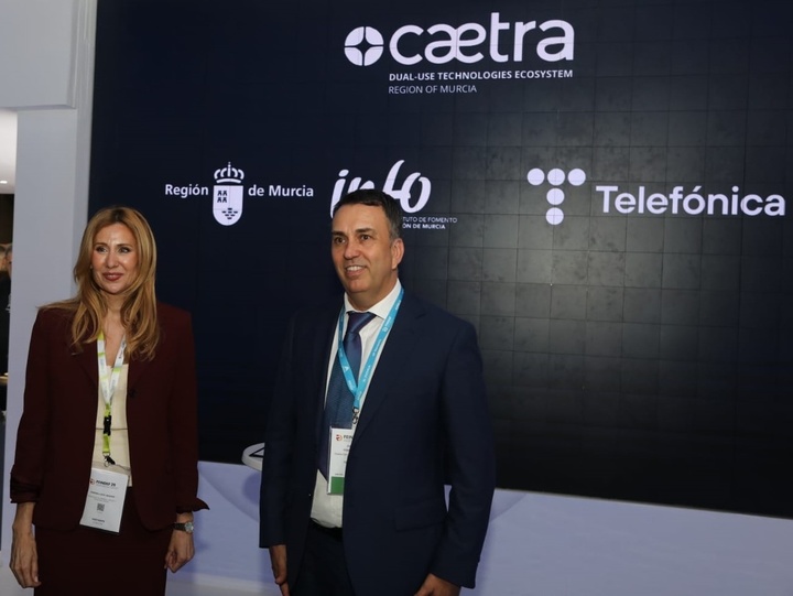 La consejera de Empresa, Empleo y Economía Social, Marisa López Aragón, posa junto con el director de Defensa y Seguridad de Telefónica, Javier López Gutiérrez (III)