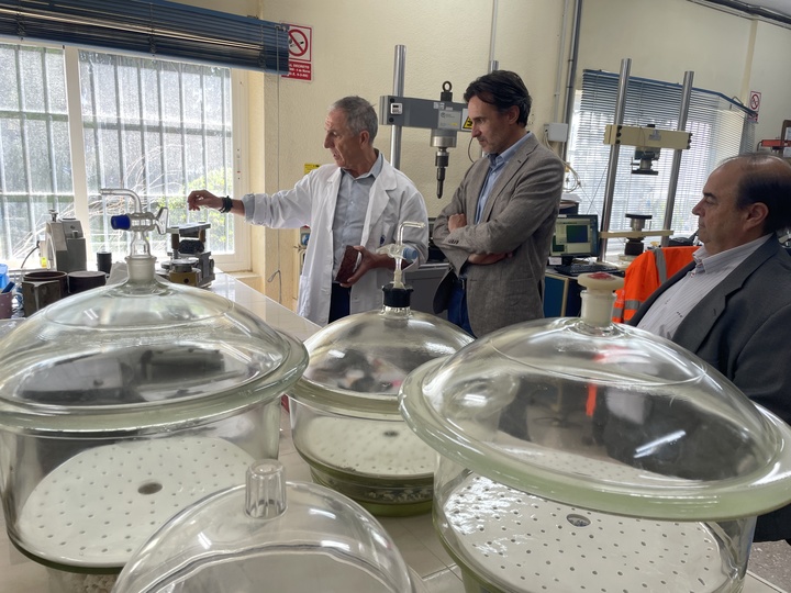El consejero de Fomento e Infraestructuras, Jorge García Montoro, durante su visita al Laboratorio de Carreteras de la Comunidad Autónoma