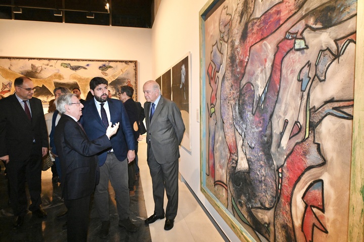 López Miras inaugura en Las Claras la exposición que repasa las más de seis décadas de trayectoria del artista muleño Cristóbal Gabarrón