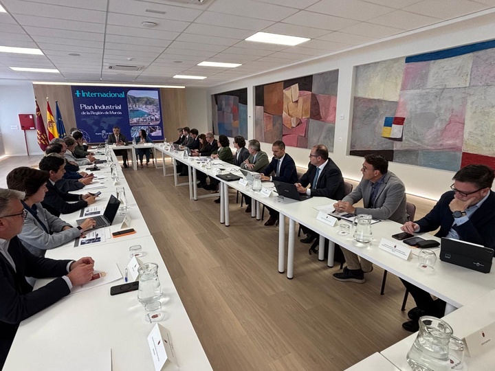El consejero de Medio Ambiente, Universidades, Investigación y Mar Menor, Juan María Vázquez, junto con la alcaldesa de Yecla, Remedios Lajara, durante la reunión del grupo de trabajo 'Más Internacional', para elaborar el Plan Industrial de la Región de Murcia.
