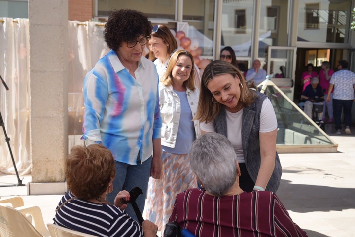 La consejera de Política Social, Conchita Ruiz, y la alcaldesa de Puerto Lumbreras, María Ángeles Túnez, durante la celebración del 15 aniversario del centro de día municipal (2)