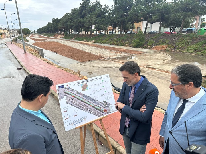 El consejero de Fomento e Infraestructuras, Jorge García Montoro, durante la supervisión de las obras de un sistema urbano de drenaje en San Javier (2)