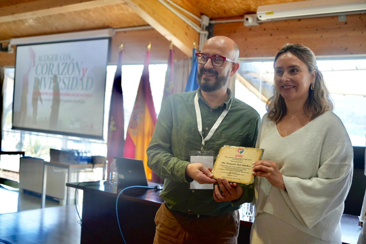 La consejera de Política Social, Familias e Igualdad, Conchita Ruiz, recogiendo la distinción de 'Madrina de Honor' de AFAMU, de manos de su presidente, Federico Padial.
