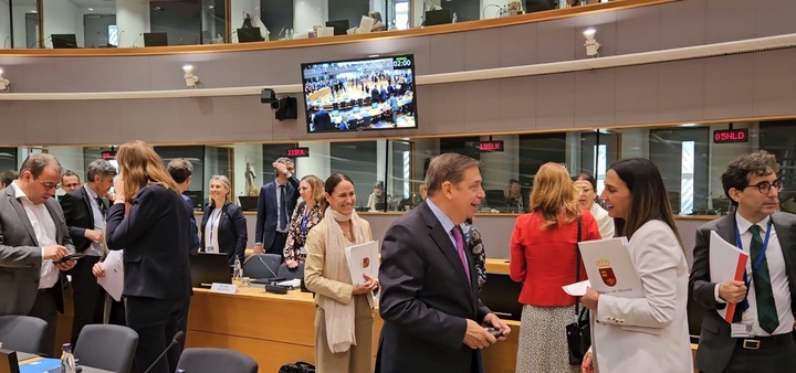 Imagen de la consejera Sara Rubira con el ministro de Agricultura Luis Planas al inicio de la reunión del Consejo Europeo de Agricultura y Alimentación celebrado este lunes en Bruselas
