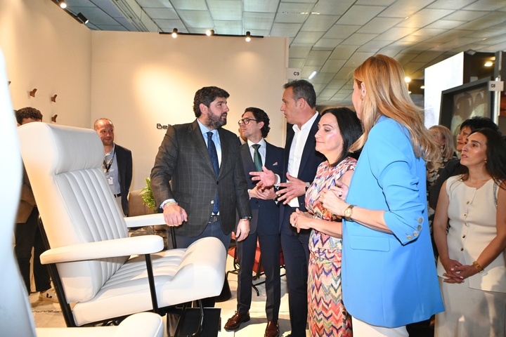 López Miras inaugura la Feria del Mueble de Yecla (3)