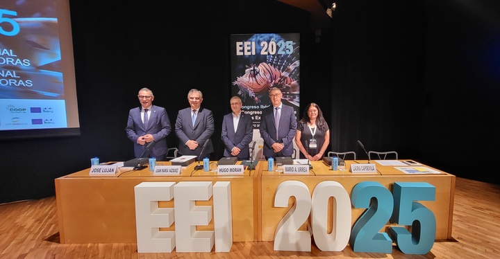 El consejero de Medio Ambiente, Universidades, Investigación y Mar Menor, Juan María Vázquez, junto al secretario de Estado de Medio Ambiente, Hugo Morán, y el rector de la Universidad de Murcia, José Luján, en la inauguración del 'VII Congreso Nacional sobre Especies Exóticas Invasoras y II Congreso Ibérico sobre EEI'.