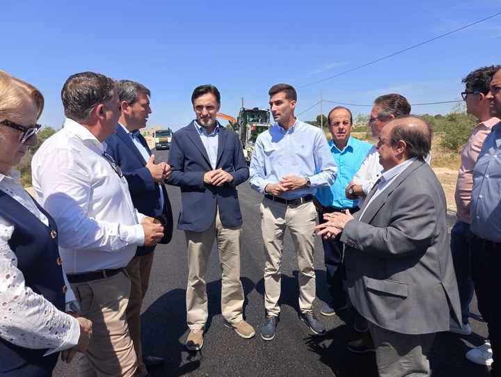 El consejero de Fomento e Infraestructuras, Jorge García Montoro, durante la visita a las obras de renovación del firme en la carretera regional que conecta Alguazas con Campos del Río (RM-531). 