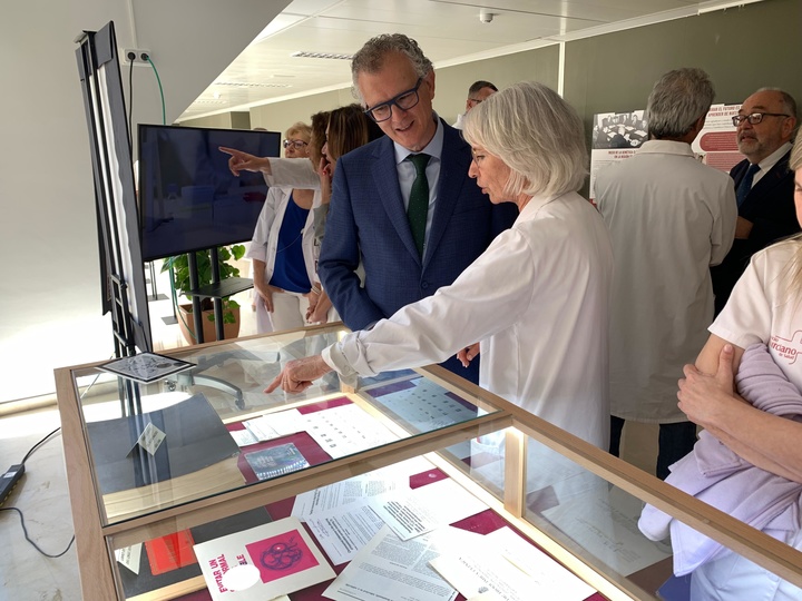 Una exposición de fotografía conmemora los 50 años del Centro de Bioquímica y Genética Clínica