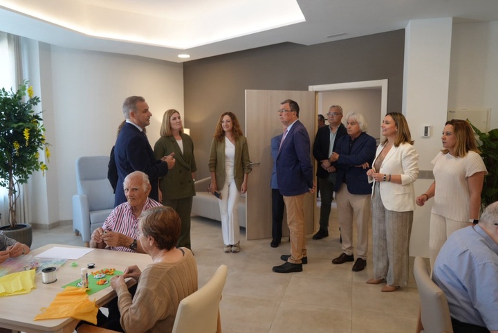 La consejera de Política Social, Conchita Ruiz,el alcalde de Murcia, José Ballesta,en la inauguración de la residencia de mayores 'Villa de la Plata'