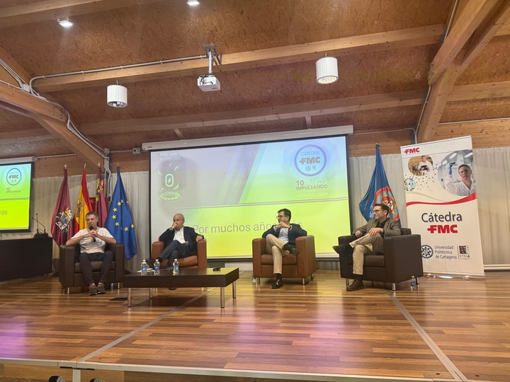Imagen del secretario general de la Consejería de Agua, Agricultura, Ganadería y Pesca, Francisco González Zapater, durante su participación en la jornada 'Visión de la agricultura en el futuro próximo', organizada por la catedra FMC de la UPCT