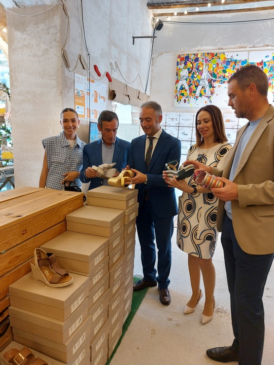 Cerca de una treintena de marcas del calzado regional exponen sus diseños en la IX edición del 'Youte Festival' en Caravaca de la Cruz