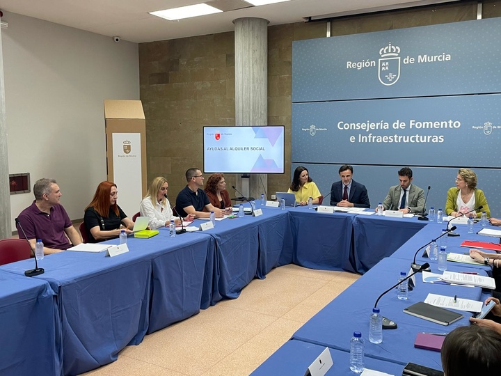El consejero de Fomento e Infraestructuras, Jorge García Montoro, acompañado de la directora general de Servicios Sociales, Tercer Sector y Gestión de la Diversidad, María José de Maya García, y los técnicos de servicios sociales de los ayuntamientos de Murcia, San Javier, Totana y Mancomunidad Oriental, durante la reunión de coordinación de seguimiento de las ayudas al alquiler social realizada c