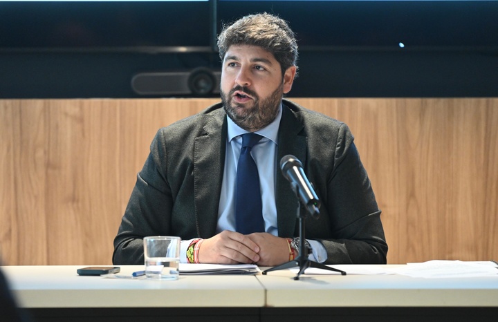 López Miras, junto al presidente del Consejo Jurídico de la Región, Antonio Gómez Fayrén, y la profesora de la Cátedra de Políticas Públicas de la Universidad de Murcia, María Quiles, durante la presentación del libro: '40 años de autonomía en la Región de Murcia (1982-2022) volumen II. Instituciones, política y gobierno' (3)
