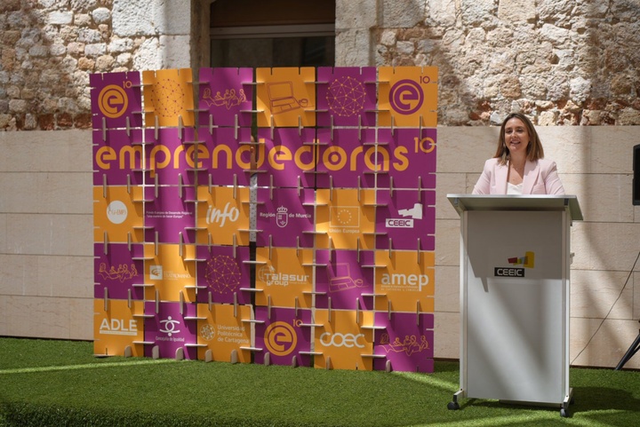 La consejera de Política Social destaca que "cada vez son más las mujeres de la Región que deciden emprender y coger las riendas de su vida"