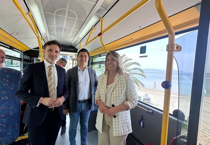 El consejero de Fomento e Infraestructuras, Jorge García Montoro, junto a la alcaldesa de Cartagena, Noelia Arroyo, y el alcalde de San Javier, José Miguel Luengo, en la presentación del refuerzo en el servicio de autobuses de La Manga para este verano