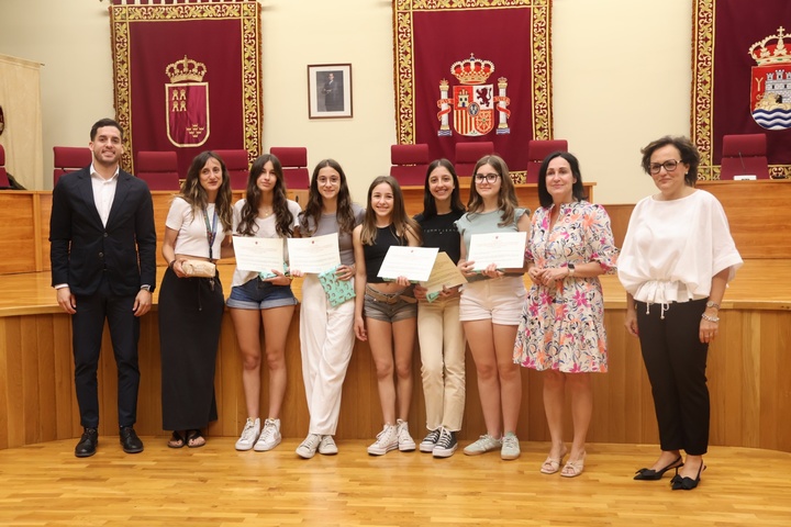 Un equipo de alumnas del IES José Martínez Ruiz 'Azorín' de Yecla gana el concurso ¿Consumópolis 20¿ para fomento del consumo responsable