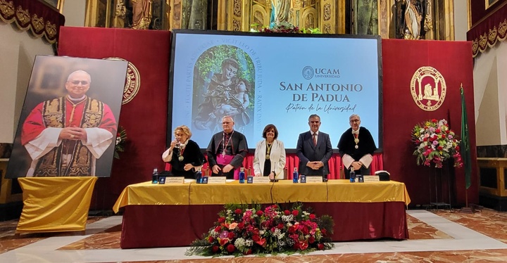 El consejero de Universidades destaca la labor de la UCAM en la "formación integral de estudiantes" durante la festividad de San Antonio de Padua