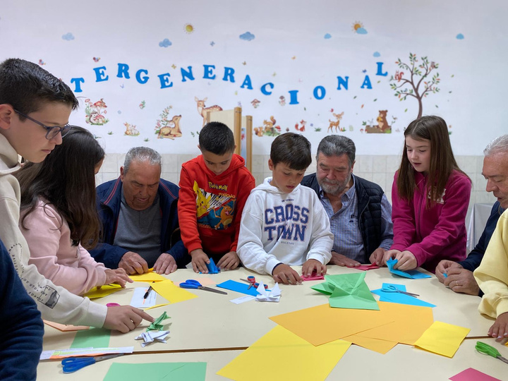 Una de las actividades del curso intergeneracional 'Tejiendo lazos', en Moratalla.