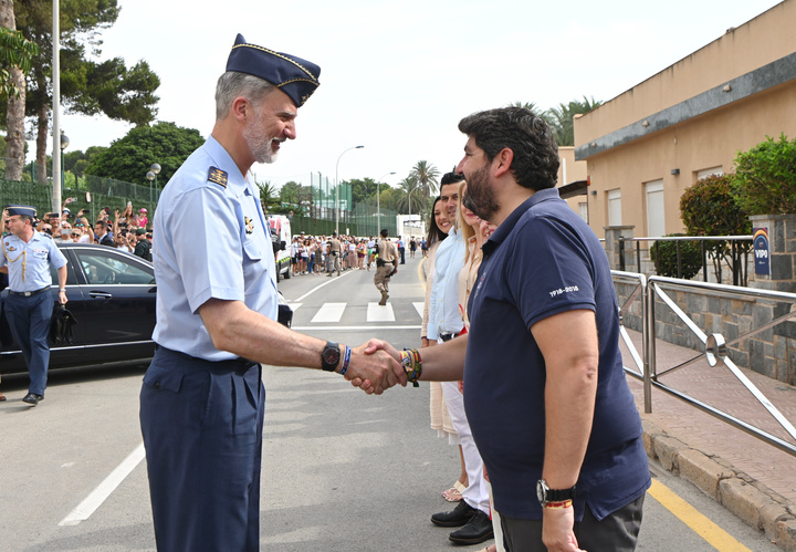 López Miras asiste en San Javier al festival aéreo 'Aire25', que rinde homenaje a los 40 años de la Patrulla Águila (1)