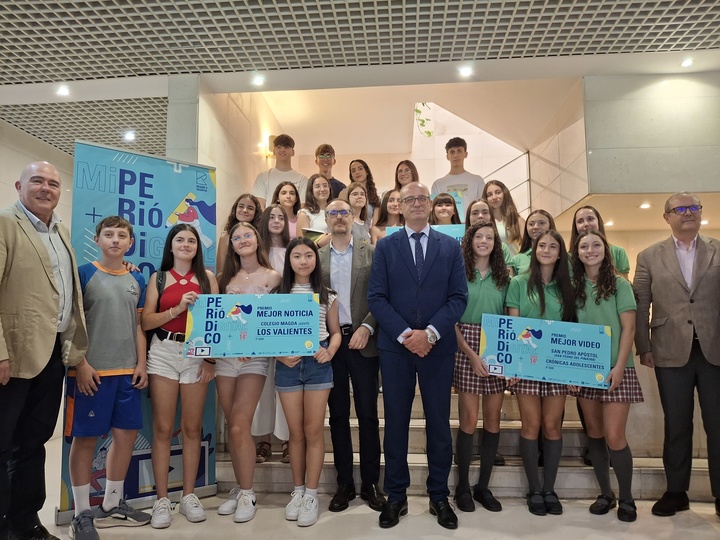El consejero de Educación y Formación Profesional asiste a la entrega de premios de 'Mi periódico digital'