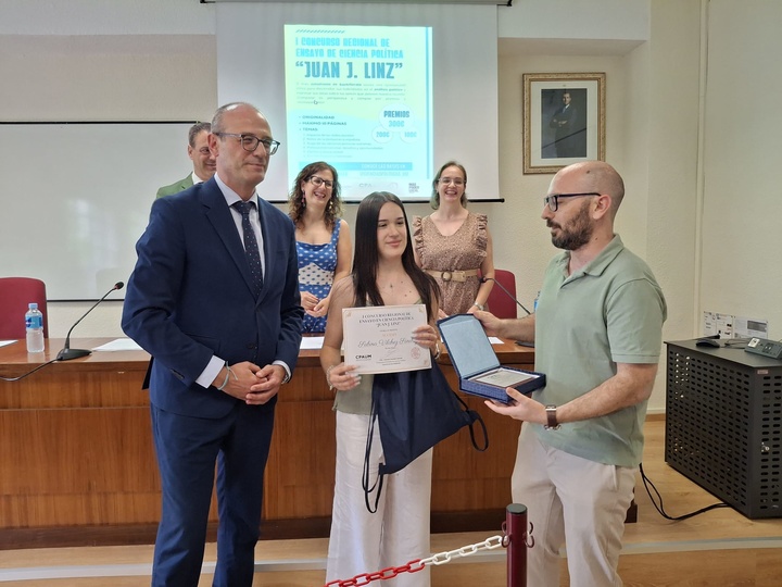 El consejero de Presidencia, Portavocía, Acción Exterior y Emergencias, Marcos Ortuño, y el de Educación y Formación Profesional, Víctor Marín, entregan los premios del I Concurso regional de ensayos en Ciencia Política para alumnos de Bachillerato 'Juan J. Linz'