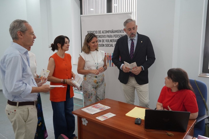 La consejera de Política Social, Familias e Igualdad, Conchita Ruiz junto al alcalde de Santomera, Víctor Martínez visita los Servicios Sociales